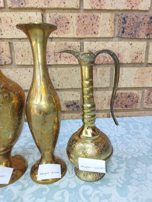 A COLLECTION OF BRASS VASES AND AN URN SOLD AS IS
