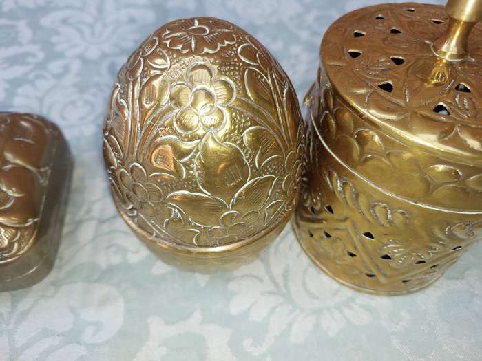 A COLLECTION OF VINTAGE BRASS TRINKETS AND CONTAINERS SOLD AS IS
