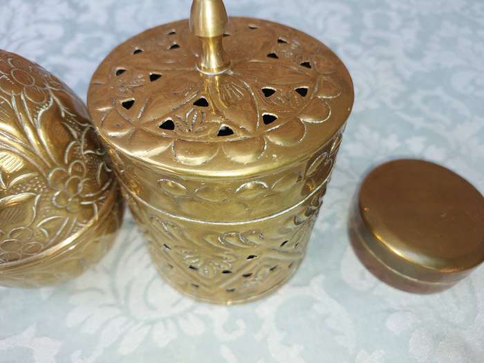 A COLLECTION OF VINTAGE BRASS TRINKETS AND CONTAINERS SOLD AS IS