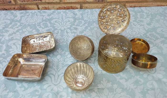A COLLECTION OF VINTAGE BRASS TRINKETS AND CONTAINERS SOLD AS IS