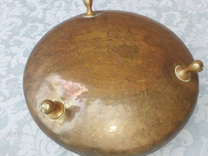 AN ORNATE VINTAGE BRASS SERVING BOWL WITH BALL AND CLAW LEGS SOLD AS IS