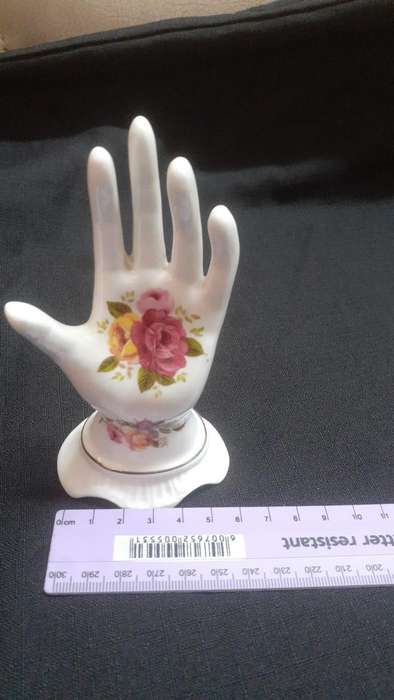 ROYAL ALBERT COTTAGE ROSE BONE CHINA RING HOLDER
