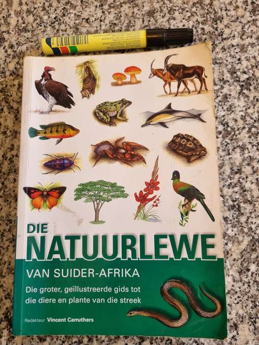 DIE NATUURLEWE van Suid Afrika grote geiustreede gids tot die diere plante visse VINCENT CARRUTHERS