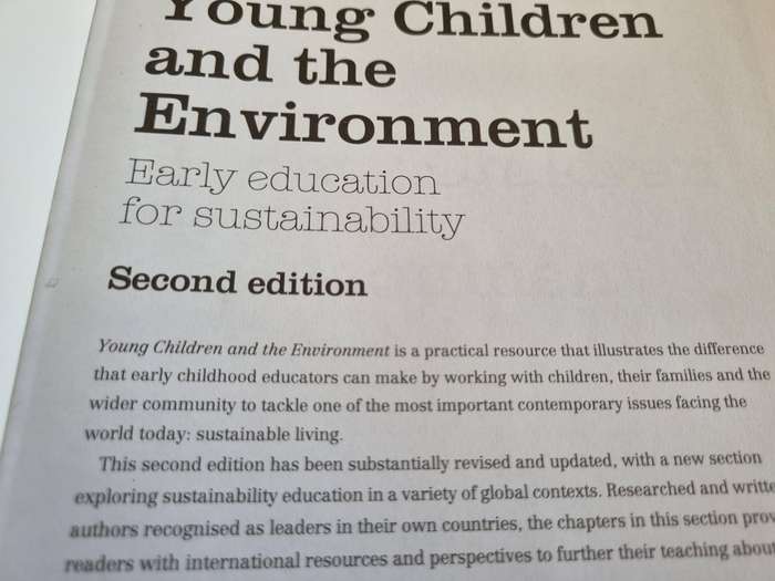 YOUNG CHILDREN and the ENVIROMENT Early education for Sustainability Ed. JULIE M DAVIS 2nd Ed.