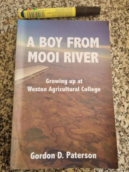 A BOY FROM MOOI RIVER GROWING UP AT WESTON AGRICULTURAL COLLEGE GORDON D PATERSON ( School