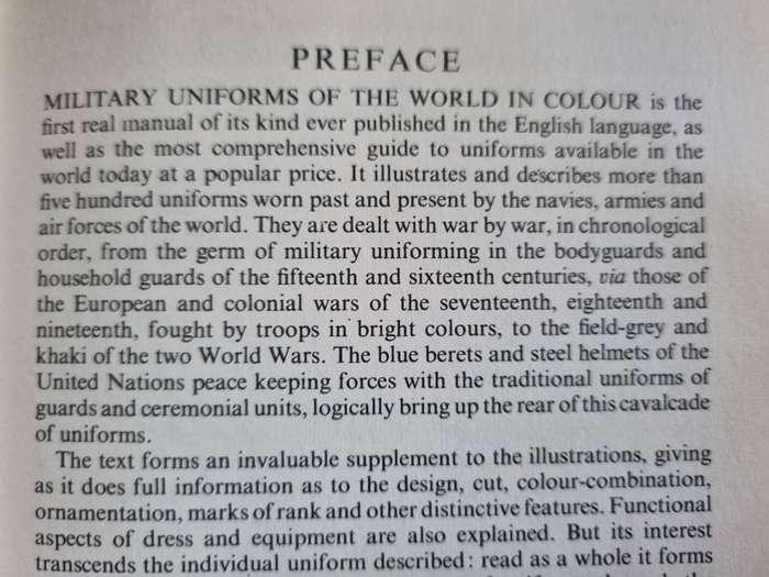 BLANDFORD MILITARY UNIFORMS OF THE WORLD in Colour 1968 ( army )