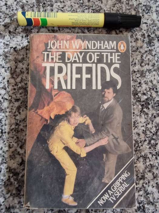 THE DAY OF THE TRIFFIDS JOHN WYNDHAM ( Penguin softcover  )