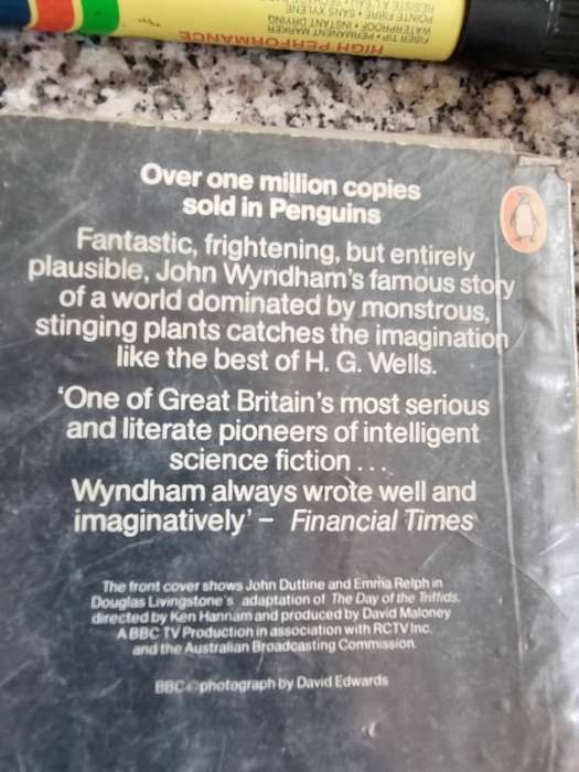THE DAY OF THE TRIFFIDS JOHN WYNDHAM ( Penguin softcover  )