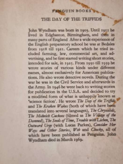 THE DAY OF THE TRIFFIDS JOHN WYNDHAM ( Penguin softcover  )