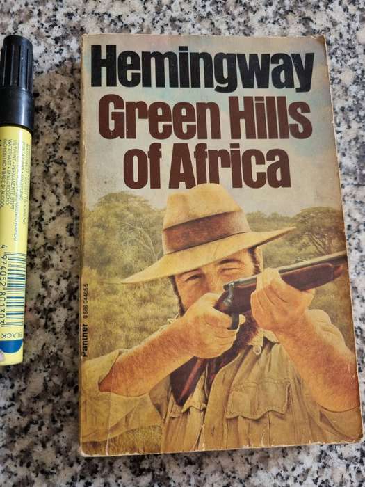 ERNEST HEMINGWAY GREEN HILLS OF AFRICA  ( Softcover )