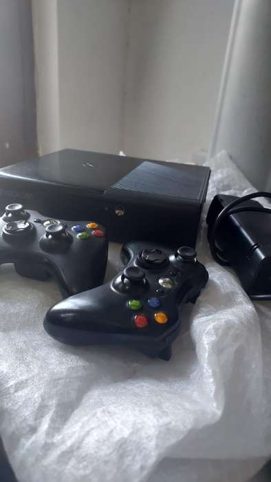 XBOX 360 + 2 CONTROLLERS + 7 GAMES- GOOD CONDITION