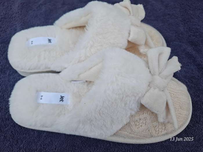New Jet womens Ecru knit slippers Size 5 to 6