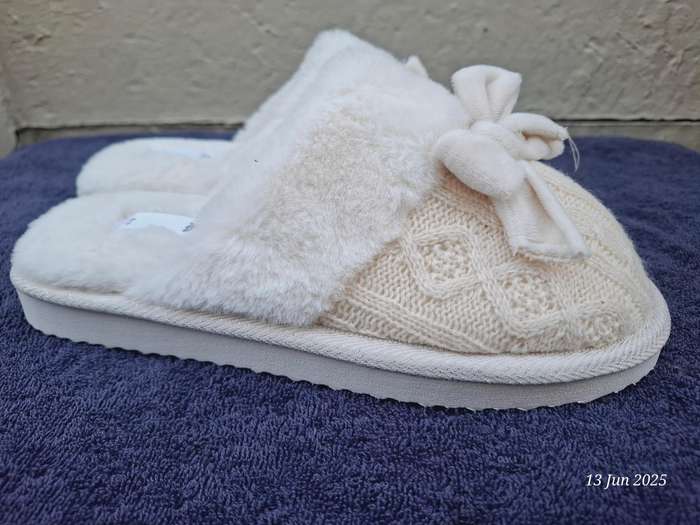 New Jet womens Ecru knit slippers Size 5 to 6