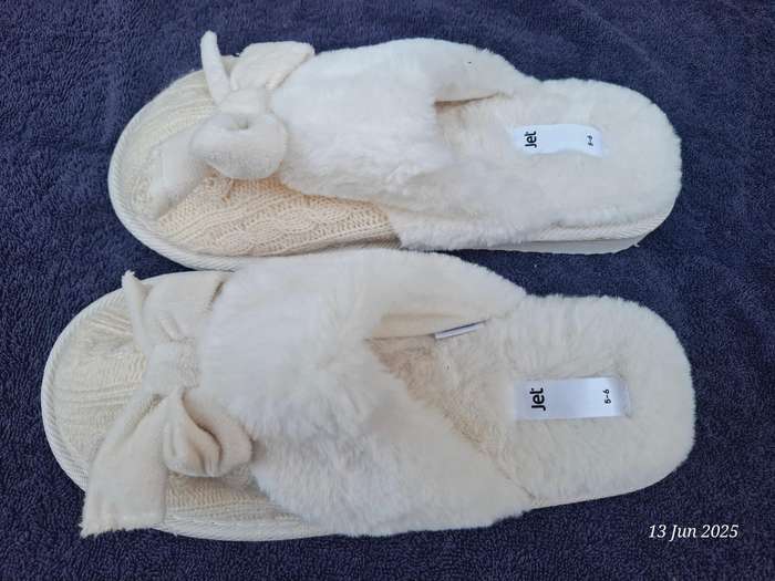New Jet womens Ecru knit slippers Size 5 to 6