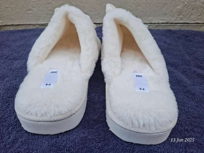 New Jet womens Ecru knit slippers Size 5 to 6
