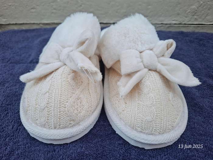 New Jet womens Ecru knit slippers Size 5 to 6