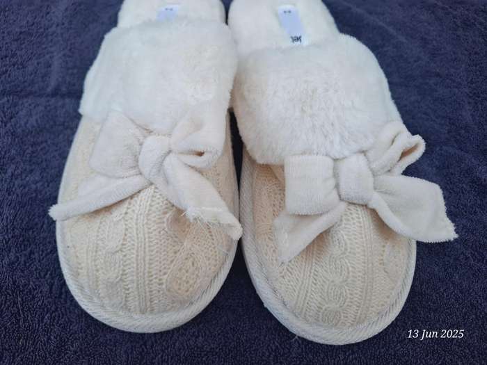 New Jet womens Ecru knit slippers Size 5 to 6