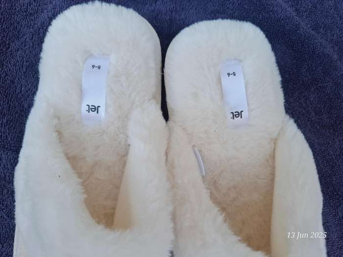 New Jet womens Ecru knit slippers Size 5 to 6