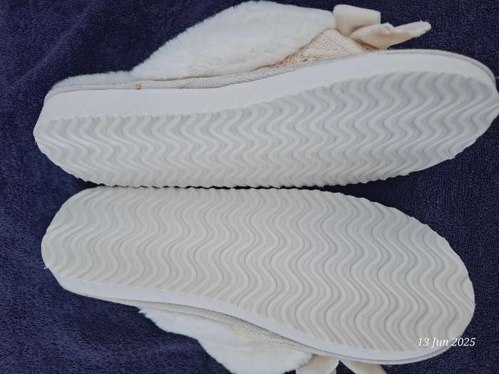 New Jet womens Ecru knit slippers Size 5 to 6