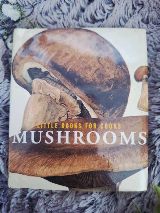 Hardcover: Little books for cooks: Mushrooms by Smallwood & Stewart (Editor).