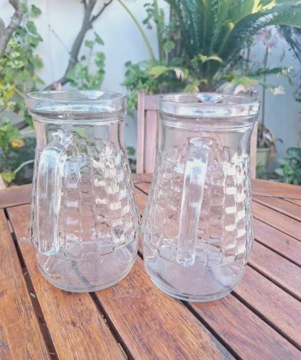 2 x 2LT Glass pitchers