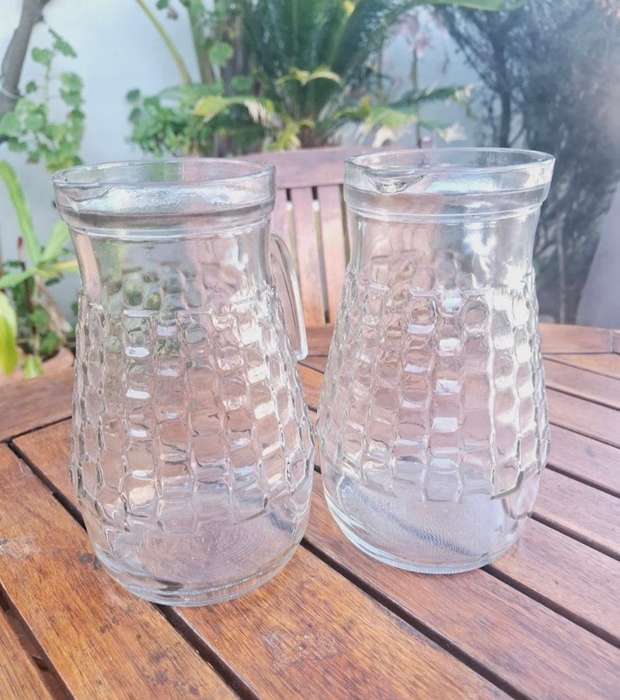 2 x 2LT Glass pitchers