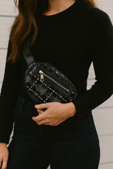 Tweed pouch / moonbag