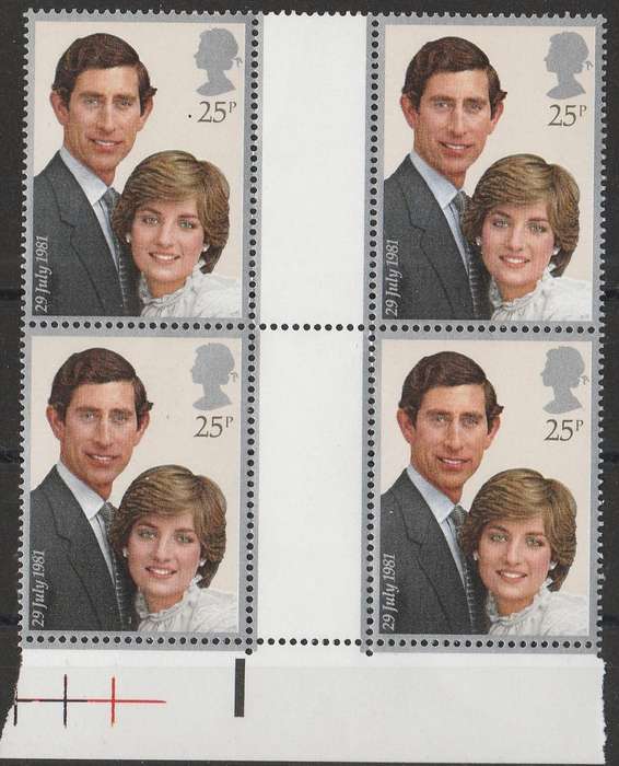 GREAT BRITAIN    1981    SG638     GUTTER PAIR          UMM  VARIETY   DOT BEFORE  25p