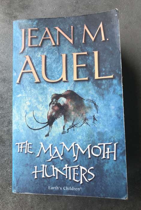 The Mammoth Hunters (Earth's Children #3) by Jean M. Auel [Paperback: Good]