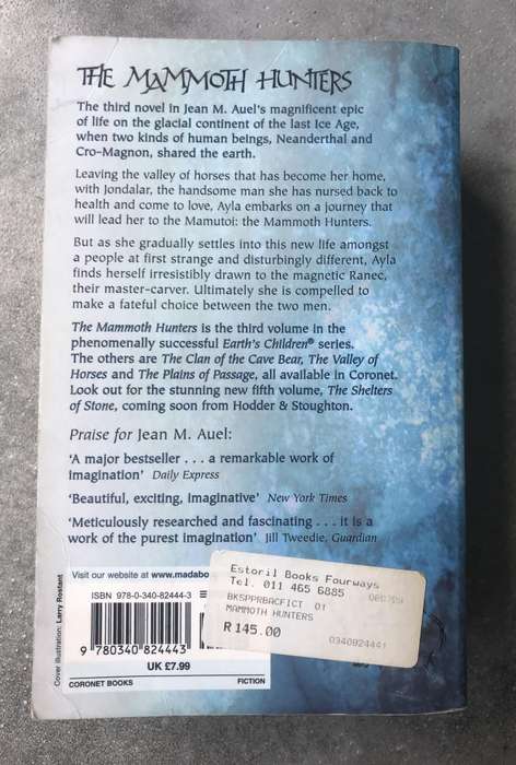The Mammoth Hunters (Earth's Children #3) by Jean M. Auel [Paperback: Good]