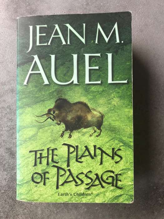 The Plains of Passage (Earth's Children #4) by Jean M. Auel [Paperback: Good]