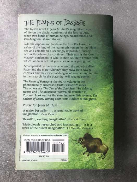 The Plains of Passage (Earth's Children #4) by Jean M. Auel [Paperback: Good]