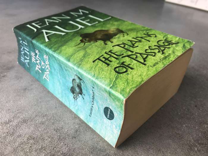 The Plains of Passage (Earth's Children #4) by Jean M. Auel [Paperback: Good]