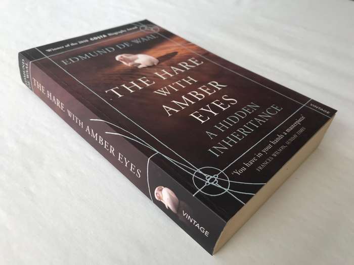The Hare With Amber Eyes by Edmund de Waal [Paperback: Excellent]
