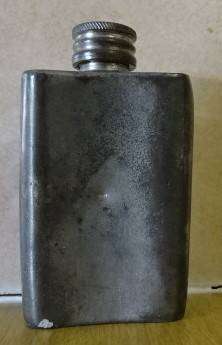 ANTIQUE /OLD PEWTER HIP FLASK BAGPIPE PLAYER MIGHT BE SCOTTISH (HEIGHT 8,5 CM X 5 CM - 1798)