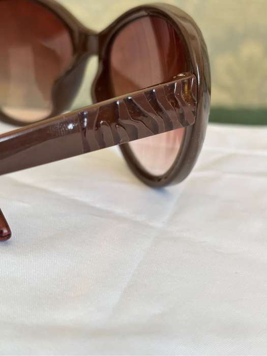 Steve Madden Sunglasses Brown PDSML1203-B S5355 BRN light scratches inside lense