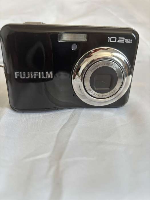 Fujifilm Finepix A 170 10.2 Mega Pixels Digital Camera, Data Cable, Case