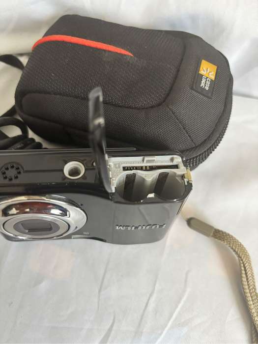 Fujifilm Finepix A 170 10.2 Mega Pixels Digital Camera, Data Cable, Case