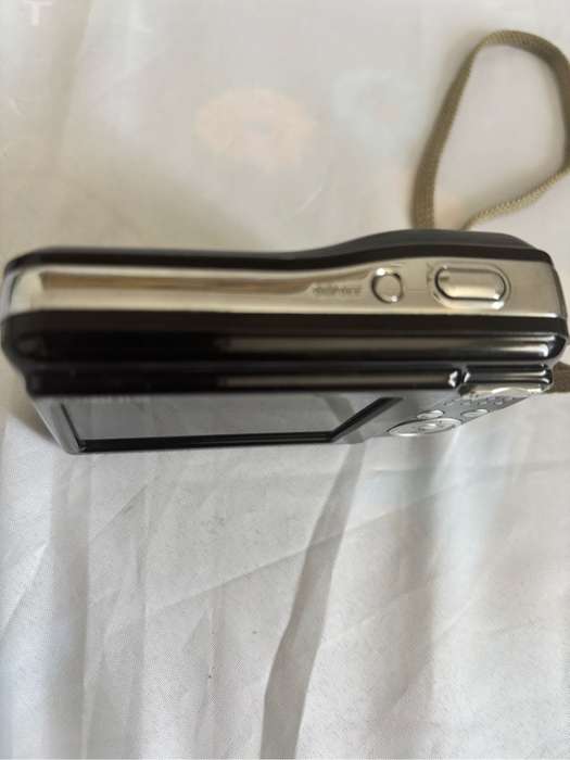 Fujifilm Finepix A 170 10.2 Mega Pixels Digital Camera, Data Cable, Case