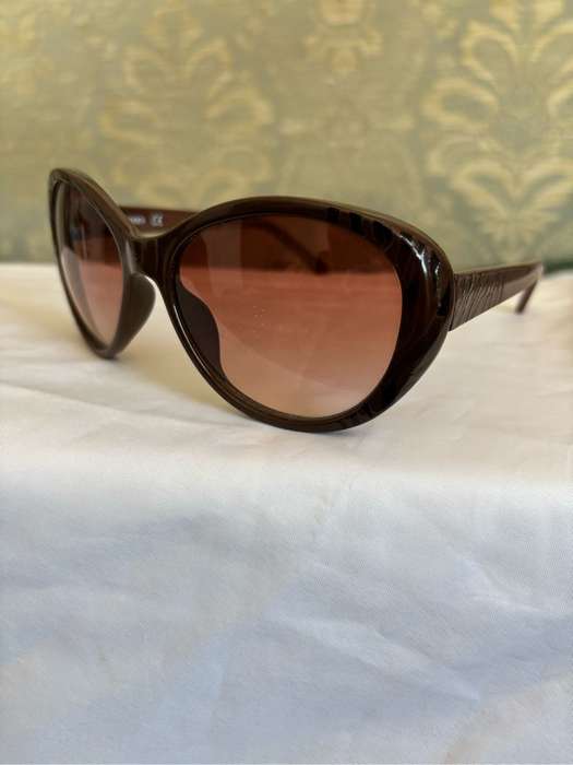 Steve Madden Sunglasses Brown PDSML1203-B S5355 BRN light scratches inside lense