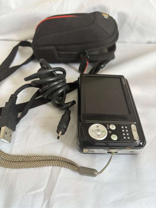 Fujifilm Finepix A 170 10.2 Mega Pixels Digital Camera, Data Cable, Case