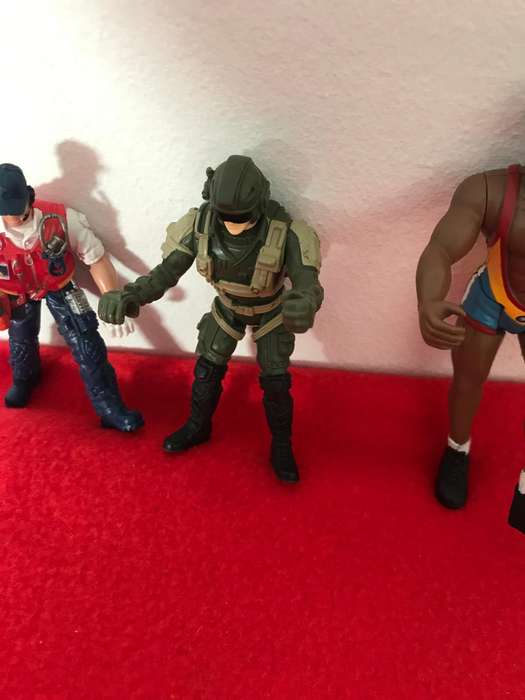 3 figurines movable legs and arms