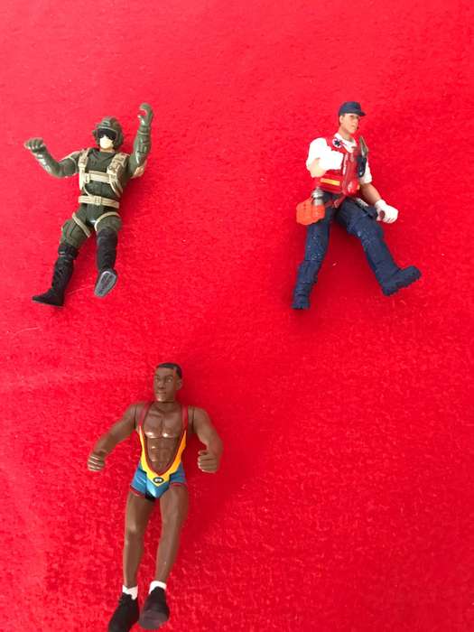 3 figurines movable legs and arms