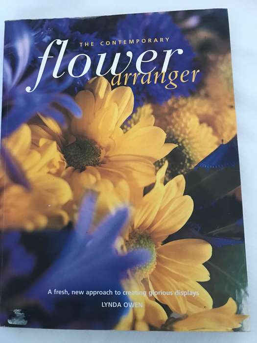 The contemporary flower  arrangement A fresh new approach to creating glorious displays 208 pages