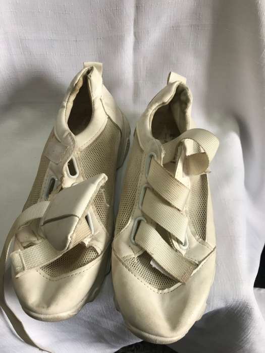Ladies white size 5 tekkie shoe
