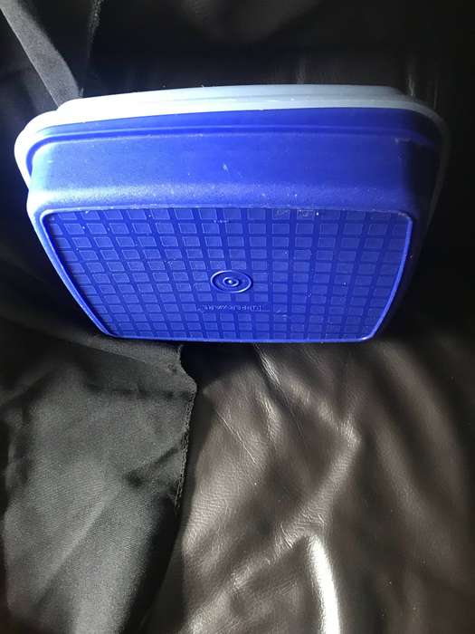 Tupperware and kitchen containers x 6