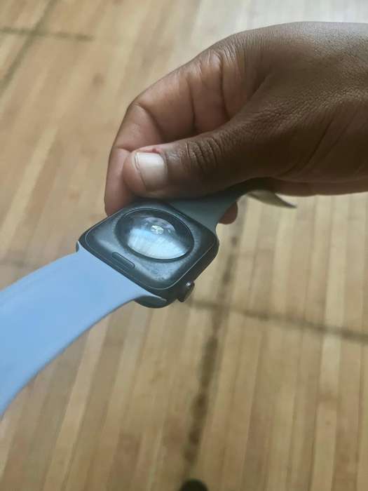 Black 44mm Apple Watch SE in excellent condition with 4 STRAPS for sale