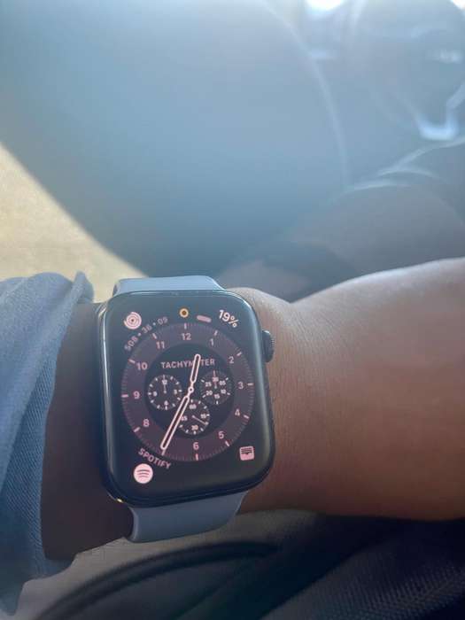 Black 44mm Apple Watch SE in excellent condition with 4 STRAPS for sale