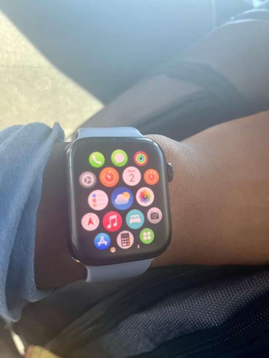 Black 44mm Apple Watch SE in excellent condition with 4 STRAPS for sale