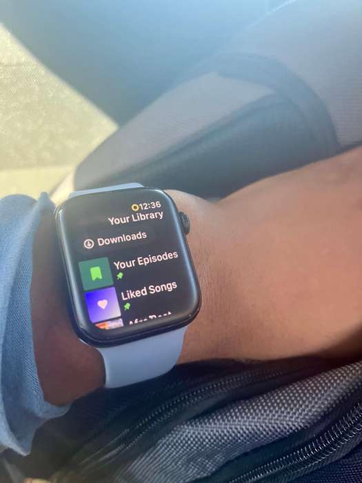 Black 44mm Apple Watch SE in excellent condition with 4 STRAPS for sale
